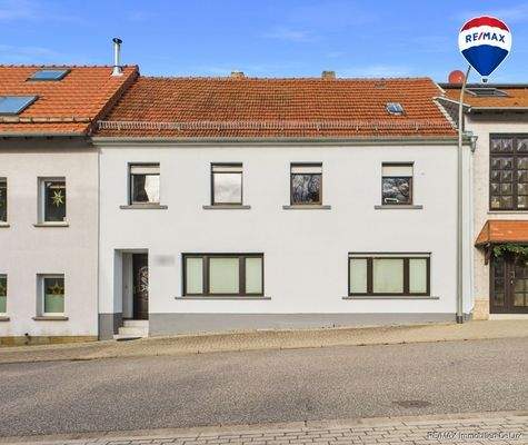 REMAX Immobilien DeLux Einfamilienhau Frontansicht Mandelbachtal Mark Borowicz