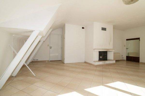 großes Zimmer mit Kamin im Dachgeschoss