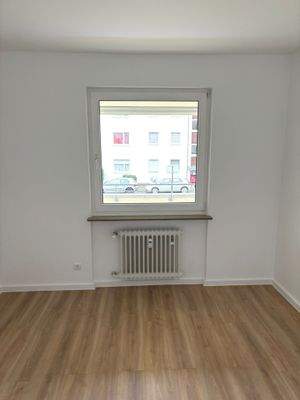 Wohnzimmer mit Fensterblick