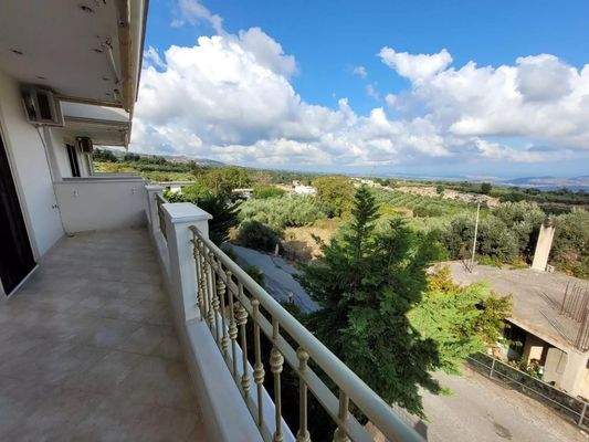 Kreta, Argouli: Zweistöckiges Haus mit Keller zu verkaufen