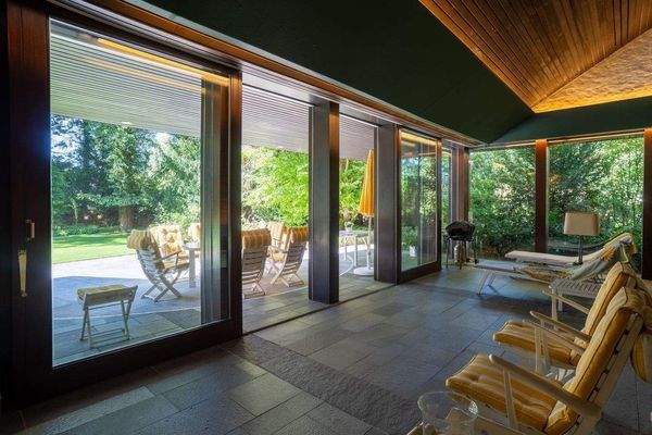 SCHWIMMHALLENTERRASSE NACH SÜDEN