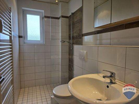 Bad mit Handuchheizung und ebenerdiger Dusche