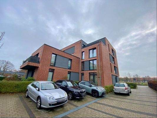 Parkplatz neben dem Objekt