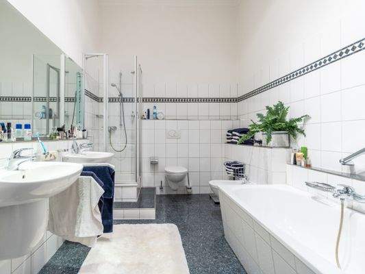 Großzügiges , innenliegendes Badezimmer 