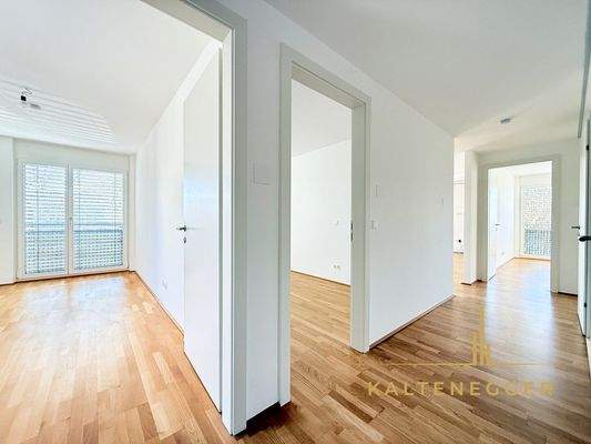 Schlafzimmer 1 + 2, Wohnküche, rechts Wohnküche und Schlafzimmer 3