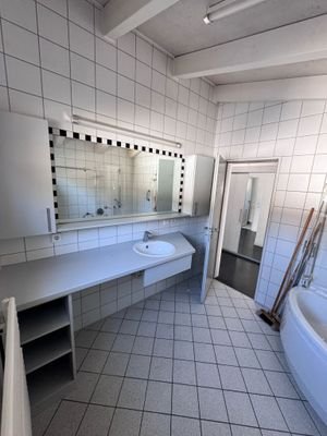 Tageslichtbad mit Dusch-/ Badewanne 