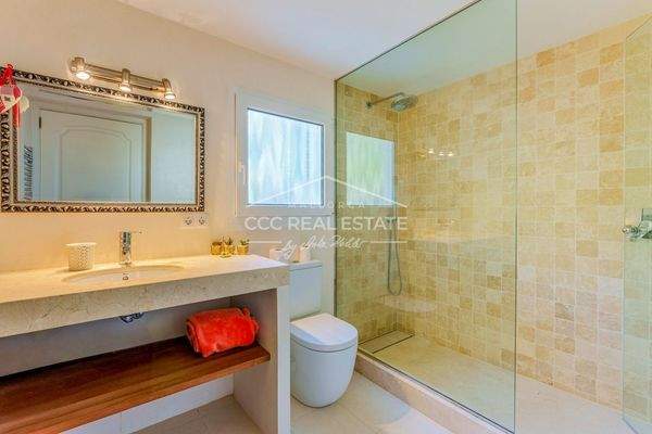 Badezimmer mit Dusche