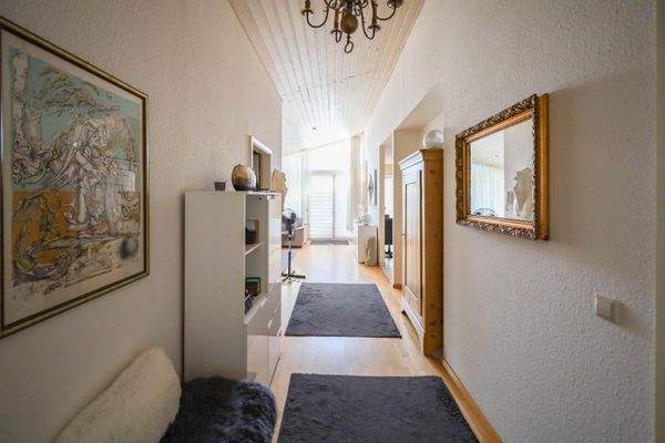 Breiter und heller Wohnungsflur