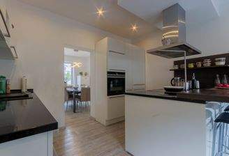 Küche mit Durchgang zum Esszimmer im Obergeschoss