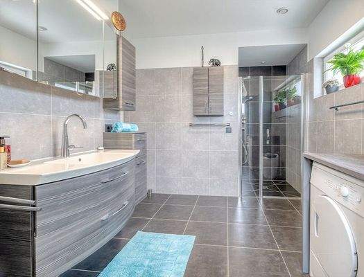 HP6-4-Zimmer-Wohnung-Mondsee-Badezimmer