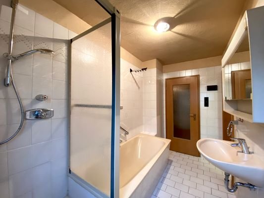 Bad mit Dusche und Wanne im OG