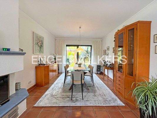 Esszimmer mit angrenzendem Wintergarten
