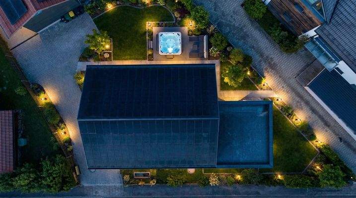 Vogelperspektive Haus und Grundstück (Visualisierungen KI generiert. Zeigt Sonderausstattung, die nicht im Angebot/ Kaufpreis enthalten ist)