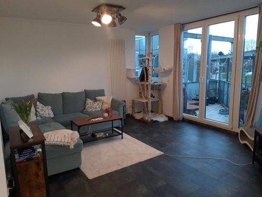 Wohn-Esszimmer mit Balkon