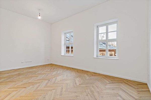 Wohnzimmer mit offener Küche