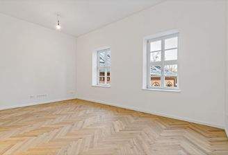 Wohnzimmer mit offener Küche