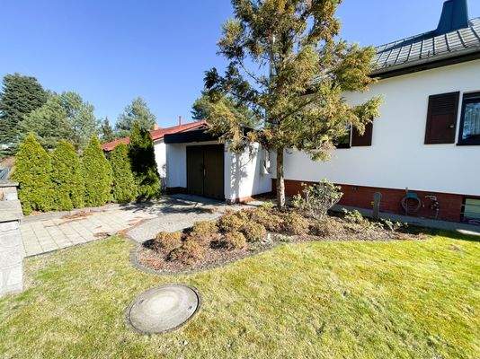 Vorgarten und Garage