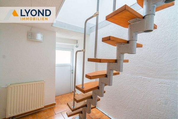 Flur EG (hinterer Bereich) mit Zugang zum OG