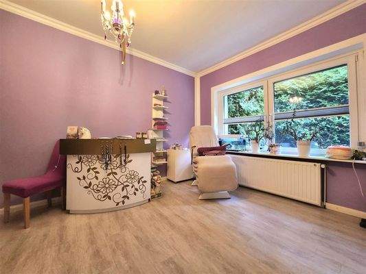 Zimmer im Erdgeschoss / Büro / Gewerbe / Kosmetiks