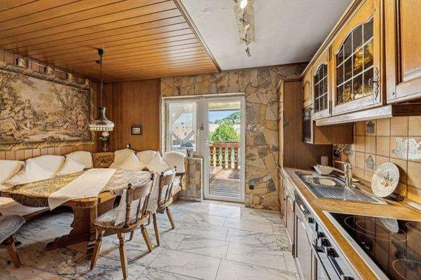 Küche im 1. OG mit Zugang zum Wintergarten