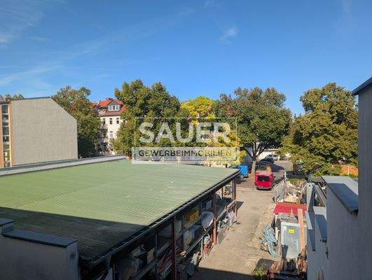 Blick vom Laubengang auf die offene Lagerhalle