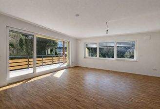 Wohnzimmer mit Waldblick