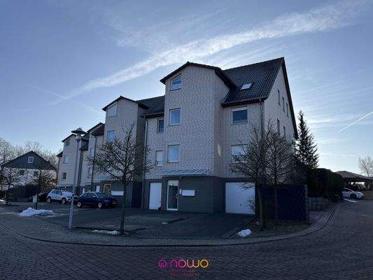 Der Blick auf das gepflegte Mehrfamilienhaus