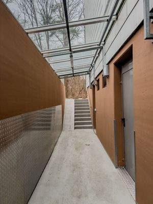 überdachter Zugang zu den Kellerräumen
