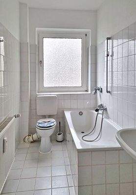 Badezimmer mit Wanne und WC