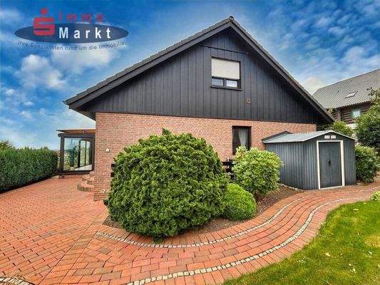 kleines Gerätehaus und Terrasse