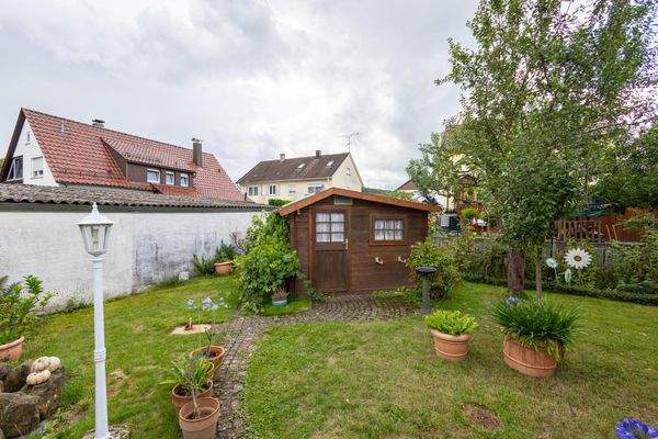 Gartenansicht mit Gartenhütte