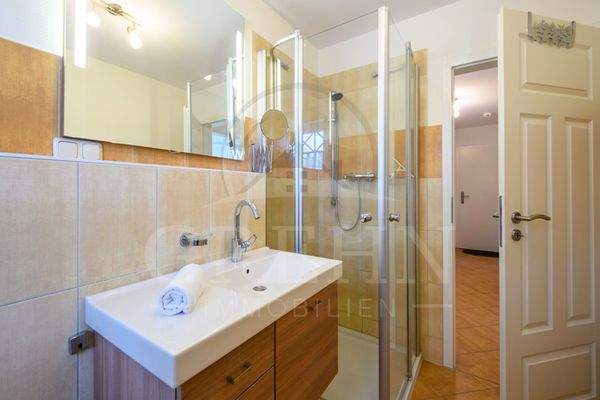 Badezimmer mit ebenerdiger Dusche.jpg