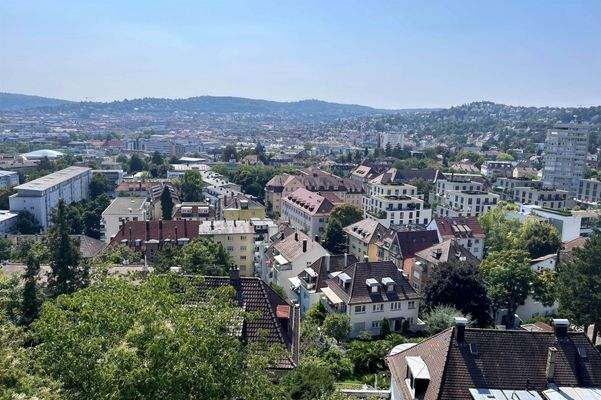 Blick auf die Stadt vom Balkon im Obergeschoss