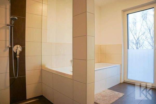 ...Dusche und Badewanne