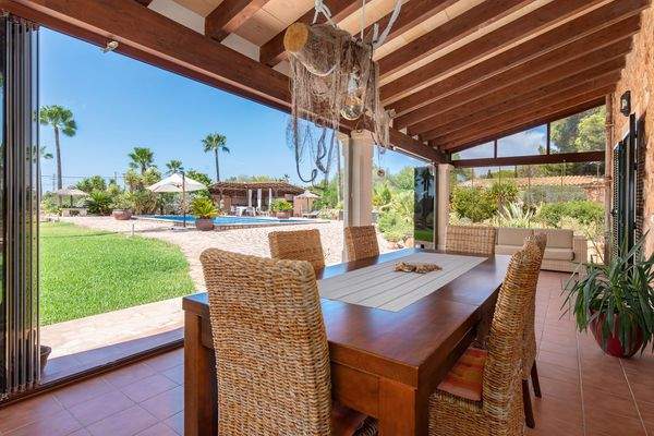 Überdachte verglaste Terrasse