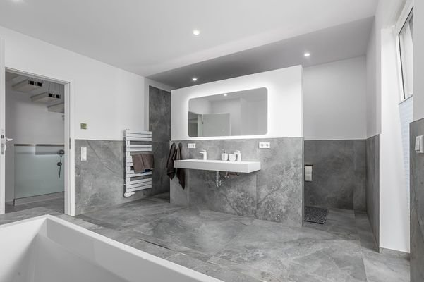 Badezimmer mit Dusche und Badewanne (OG)