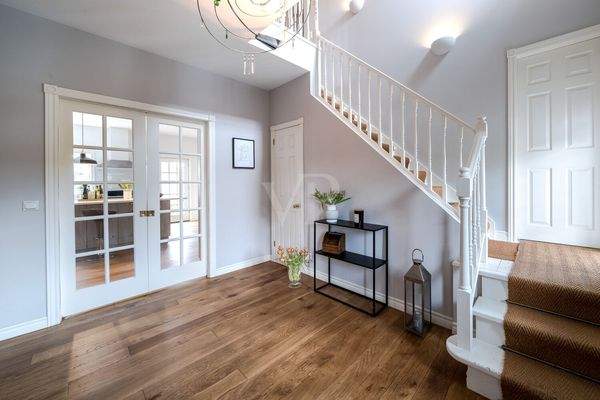 Großzügige Diele mit Zugang zur Küche