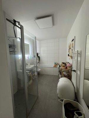 47124.0028.01_Bad mit Badewanne und Dusche.jpg