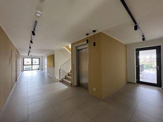 Fahrstuhl und Treppenhaus