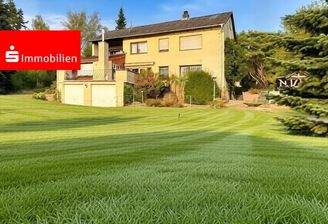 Blick aufs Grundstück mit Haus
