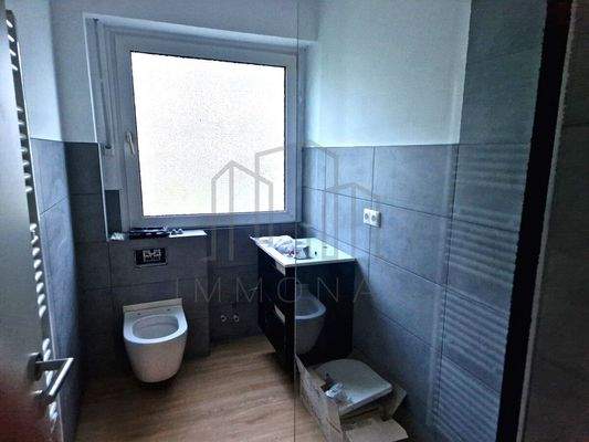 modernes Bad mit Dusche