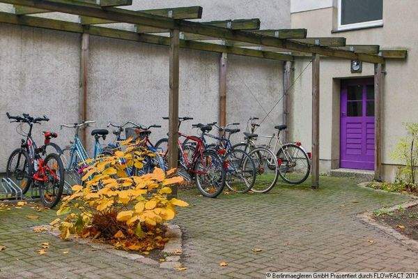 Hof mit Fahrradstellplätzen