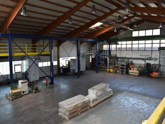 Produktionshalle mit Kranbahn