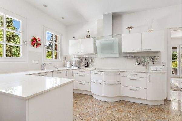 EG hochwertige, helle Einbauküche Bild 1