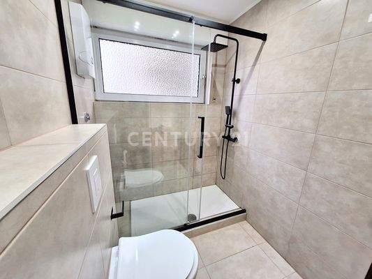 modernes Tageslicht-Duschbad