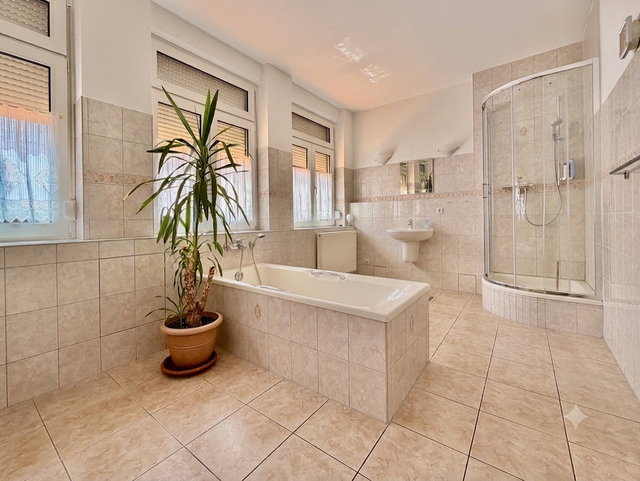 Einzigartiges Wohnen im Hinterhaus – Charmante Maisonette-Wohnung mit spektakulärer 50 qm Sonnenterrasse in der Erfurter Altstadt - Photo 3