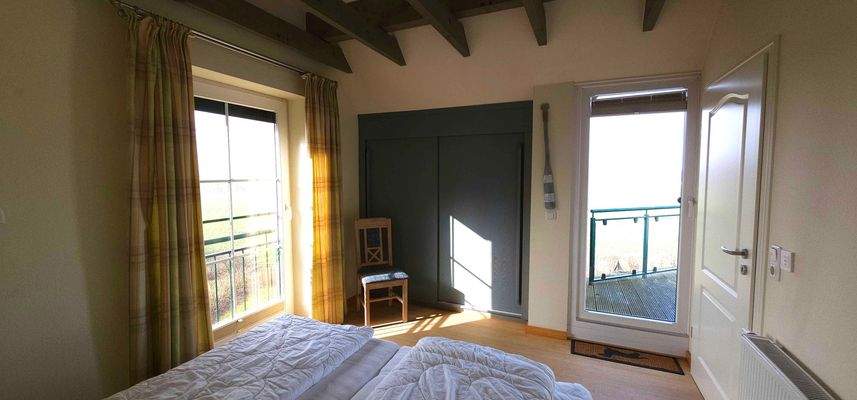 Schlafzimmer mit Balkonzugang