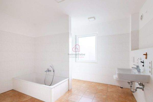 grosses und helles Bad mit Wanne