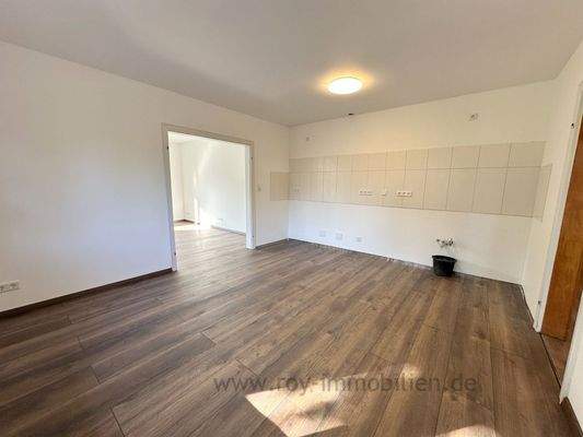 große Küche mit viel Platz für die Essgruppe