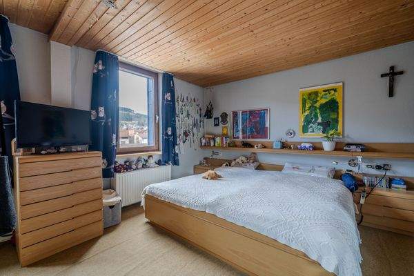 Gemütliches Schlafzimmer mit Stadtblick